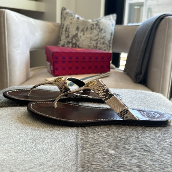 Tory Burch thong sandal in a neutral python print with gold colored emblem - Picture 3 of 8